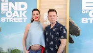 Anne Hathaway Pamer Baby Bump dengan Gaya Edgy, Padukan Atasan Biru dan Jeans