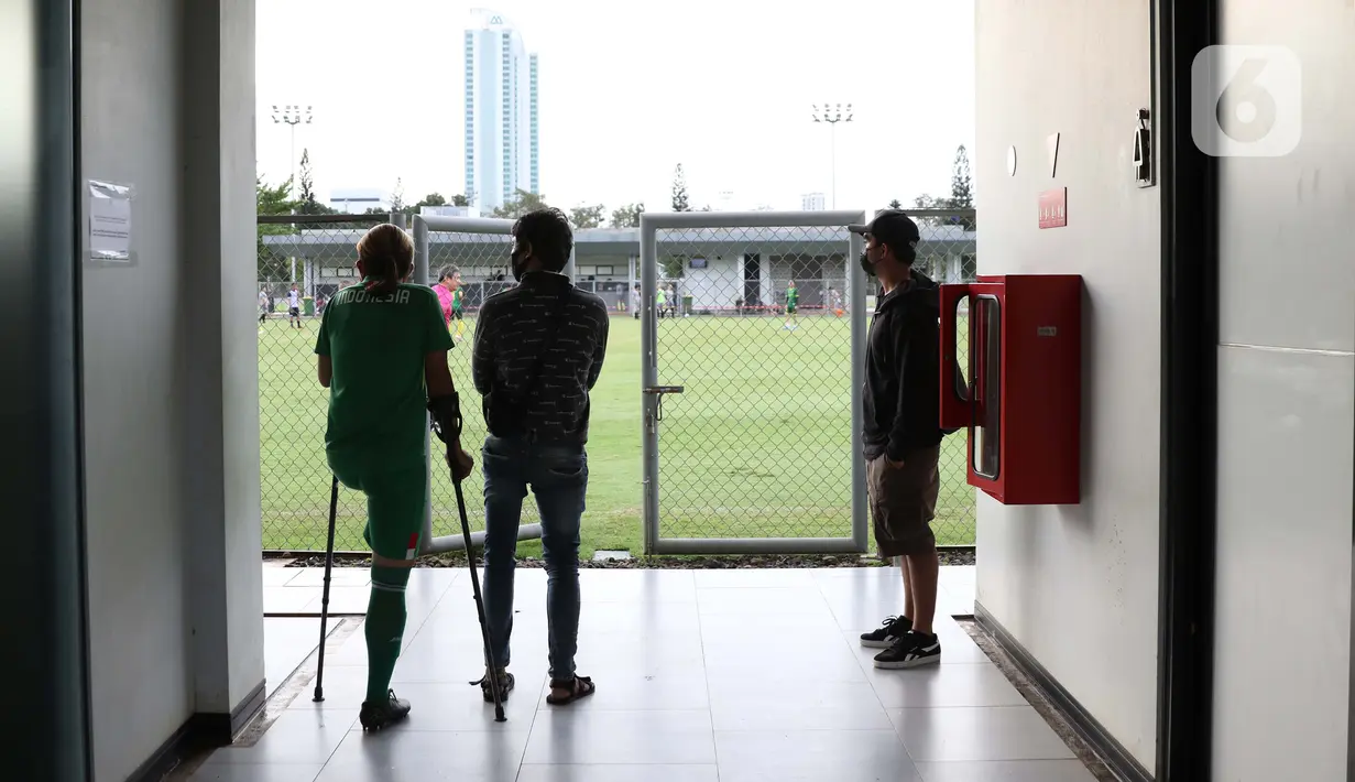Pemain tim Garuda Indonesian Amputee Football (INAF) melakukan persiapan jelang laga persahabatan dengan tim Selebritis FC di Lapangan C Komplek Gelora Bung Karno, Jakarta, Senin (14/12/2020). Laga ini bagian kampanye duta Piala Dunia U-20 2021. (Liputan6.com/Helmi Fithriansyah)