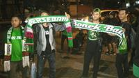 Bonek Mania berangkat bergelombang dari Surabaya ke Bandung untuk memastikan nasib Persebaya dalam Kongres PSSI. (Bola.com/Fahrizal Arnas)