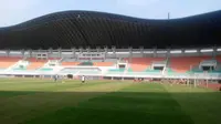 Skuat PSM memuji kemegahan Stadion Pakansari. (Bola.com/Abdi Satria)