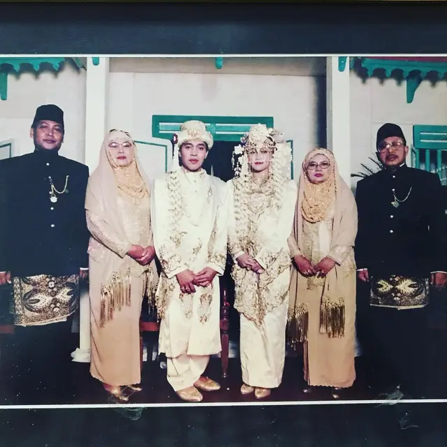 6 Potret Lawas Komeng dan Sang Istri Ini Jarang Tersorot, 25 Tahun Menikah