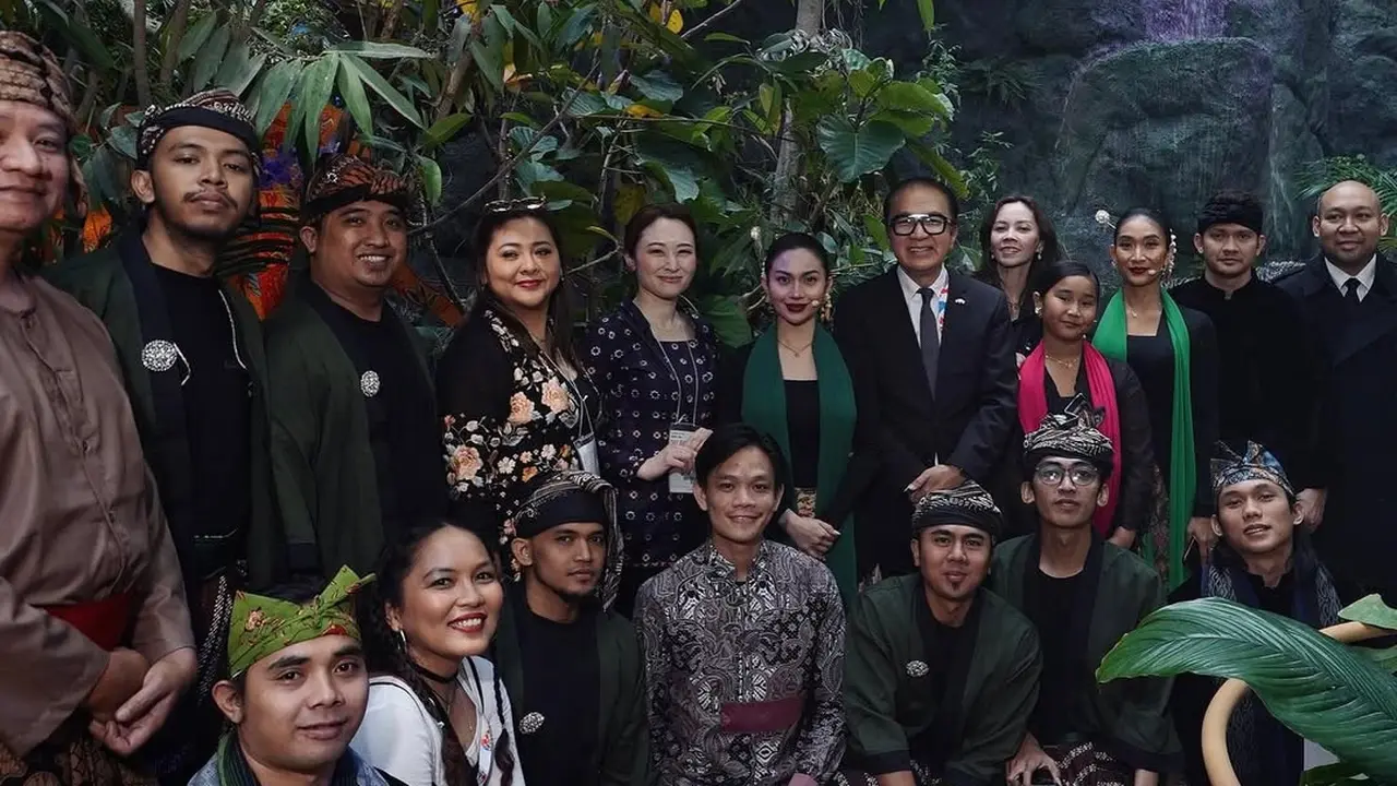 6 Potret Ariel Tatum Menari Jaipongan di Osaka, Pancarkan Pesona Kecantikan Wanita Indonesia Dibalut Kebaya