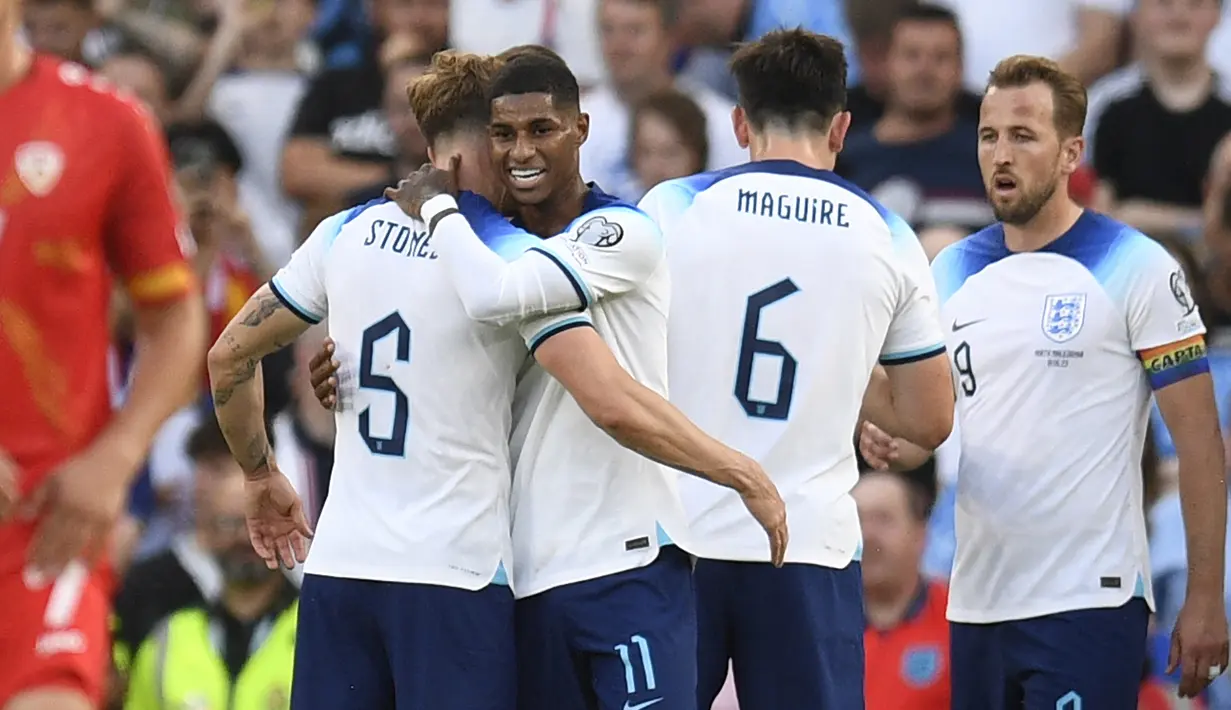 Selebrasi striker Timnas Inggris, Marcus Rashford (tengah) setelah mencetak gol ke gawang Makedonia Utara pada laga Grup C Kualifikasi Euro 2024 di Old Trafford, Manchester (19/6/2023). Marcus Rashford hingga kini telah mencetak total 16 gol dari 53 laga bersama Three Lions sejak melakukan debut pada 27 Mei 2016. Gol terakhirnya dibuat saat Inggris menang 7-0 atas Makedonia Utara pada laga Grup C Kualifikasi Euro 2024. (AFP/Oli Scarff)
