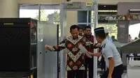 Kapolri Tito Karnavian mengikuti prosedur pemeriksaan di Bandara Sam Ratulangi (foto: istimewa)