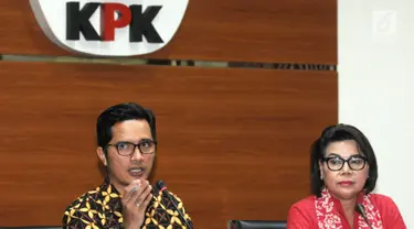 Jubir KPK Febri Diansyah (kiri) dan Wakil Ketua KPK Basaria Pandjaitan (kanan) memberi keterangan pers terkait penetapan mantan Mensos Idrus Marham sebagai tersangka baru proyek PLTU Riau-1 di gedung KPK, Jakarta, Jumat (24/8). (merdeka.com/Dwi Narwoko)