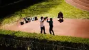 Pelatih bela diri mengenakan masker untuk mencegah penyebaran COVID-19 saat melatih murid-muridnya di Taman Cinquantenaire, Brussel, Belgia, Senin (29/3/2021). Belgia akan menutup sekolah dan membatasi akses warga ke bisnis yang tidak penting selama lockdown ketat COVID-19. (AP Photo/Francisco Seco)