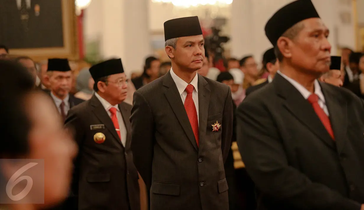 Gubernur Jawa Tengah, Ganjar Pranowo saat menghadiri upacara pemberian tanda kehormatan di Istana Negara Jakarta, Kamis (13/8). Dalam rangka peringatan HUT ke-70 Kemerdekaan RI, Presiden memberikan sejumlah tanda kehormatan. (Liputan6.com/Faizal Fanani)