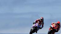 Pembalap Spanyol dari tim Repsol Honda, Marc Marquez (kanan) beradu cepat dengan Jorge Martin (Prima Pramac) saat Grand Prix MotoGP Australia di Sirkuit Phillip Island, Minggu (16/10/2022). Pertarungan ketat terjadi sepanjang balapan, Marc Marquez tak menyangka bisa melesat hingga akhir balapan. (Paul CROCK/AFP)