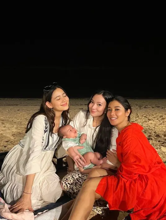 Sementara itu, Laura mengenakan mini dress lengan panjang model bohemian saat sedang berada di pantai. [@asmirandah89].