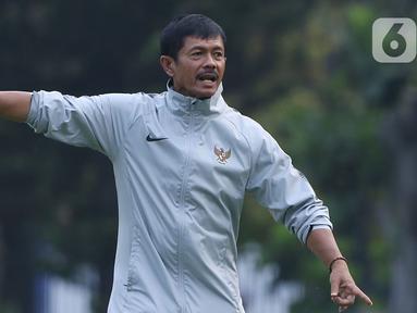 Indra Sjafri memberi arahan pada timnya saat latihan jelang laga perdana Grup A Piala AFC U-19 di Lapangan A Kompleks GBK, Jakarta, Rabu (17/10/2018). PSSI secara resmi menunjuk Indra Sjafri menjadi pelatih timnas Indonesia di SEA Games 2023 Kamboja. Seperti diketahui, perhelatan SEA Games 2023 bakal bergulir pada 5-17 Mei mendatang di Kamboja. Liputan6.com/Helmi Fithriansyah)