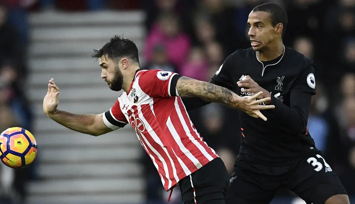 Bek Liverpool, Joel Matip, menahan laju striker Southampton, Charlie Austin. Sementara Liverpool juga menggunakan skema 4-3-3. (Reuters/Dylan Martinez)