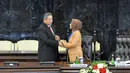 Presiden RI ke-6 sekaligus Chair of Global Green Growth Institute Susilo Bambang Yudhoyono berjabat tangan dengan Nurhayati Ali Assegaf saat menghadiri pembukaan Konferensi Parlemen Asia Afrika, Jakarta, Kamis (23/04/2015). (Liputan6.com/Andrian M Tunay)