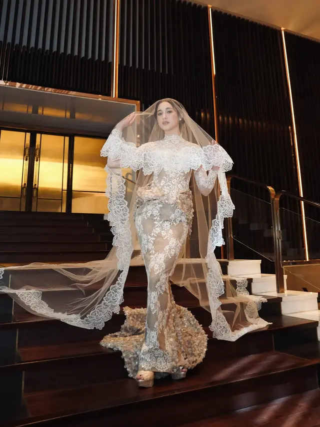 Yasmin Napper Tampil Anggun sebagai Modern Bride dalam Balutan Lace Dress di ELUNARA Show