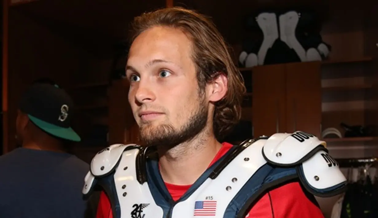 Daley Blind mencoba perlengkapan American Football. (Manutd.com)