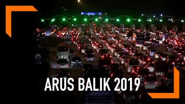 Ribuan kendaraan memasuki kawasan barat pulau Jawa melalui gerbang tol Palimanan. Kepadatan terlihat jelang pintu tol.