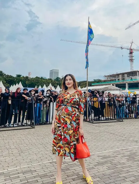 Berkunjung ke festival Sosial Chic, Tasya Farasya tampil ceria berbalut dress penuh warna. Makin kece dengan ikat pinggang sebagai aksesori,  handbag, dan sandal Hermes berwarna kuning. (Instagram/tasyafarasya).