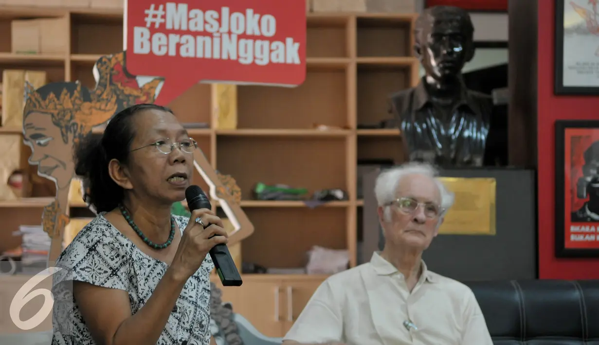 Perwakilan seniman, Dolorosa Sinaga menyampaikan pandagan terkait kasus HAM masa lalu di Kantor Kontras, Jakarta, Kamis (9/7/2015). Mereka berharap rencana rekonsiliasi pemerintah disertai pengakuan atas keberadaan korban. (Liputan6.com/Johan Tallo)