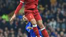 Bek Liverpool, Virgil Van Dijk, membuang bola dari jangkauan bek Everton. Cuco Martina, pada laga Premier League di Stadion Goodison Park, Liverpool, Sabtu (7/5/2018). Kedua klub bermain imbang 0-0. (AFP/Lindsey Parnaby)
