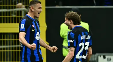 Gelandang Inter Milan, Kristjan Asllani (kiri) merayakan gol pertama timnya saat pertandingan sepak bola Serie A Italia melawan Genoa di Stadion San Siro, Milan pada 4 Maret 2024. (GABRIEL BOUYS/AFP)