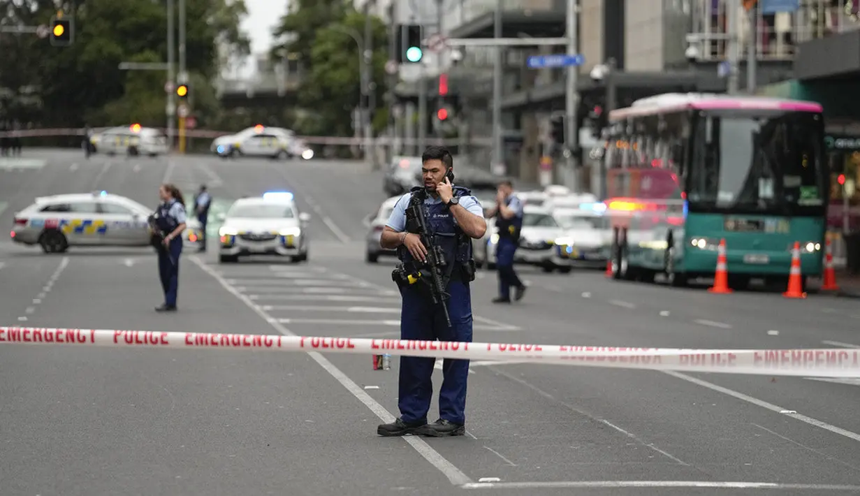 <p>Polisi Selandia Baru mengatakan seorang pria bersenjata melepaskan tembakan ke lokasi bangunan di tengah Kota Auckland. (AP Photo/Abbie Parr)</p>