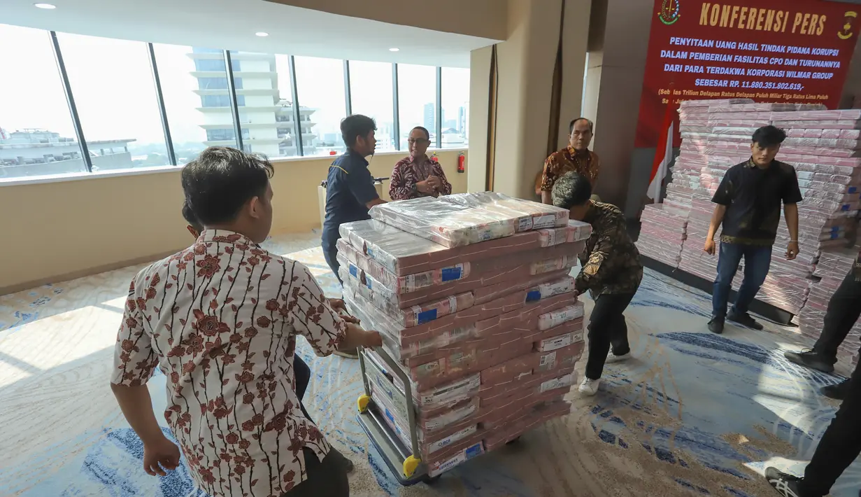 Diketahui bahwa perkara korupsi pemberian fasilitas ekspor minyak sawit mentah dan turunannya kepada industri tahun 2022 melibatkan tiga terdakwa korporasi, yakni Grup Wilmar, Musim Mas, dan Permata Hijau. (merdeka.com/Arie Basuki)