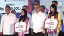 Ketua Dewan Komisioner Otoritas Jasa Keuangan (OJK) Wimboh Santoso dan Menko Bidang Perekonomian, Darmin Nasution berfoto bersama peserta dalam acara Aksi Mahasiswa dan Pemuda Indonesia Menabung (AKSiMUDA) 2019 di Gedung BPPT, Jakarta, Selasa (30/7/2019). (merdeka.com/Iqbal S Nugroho)