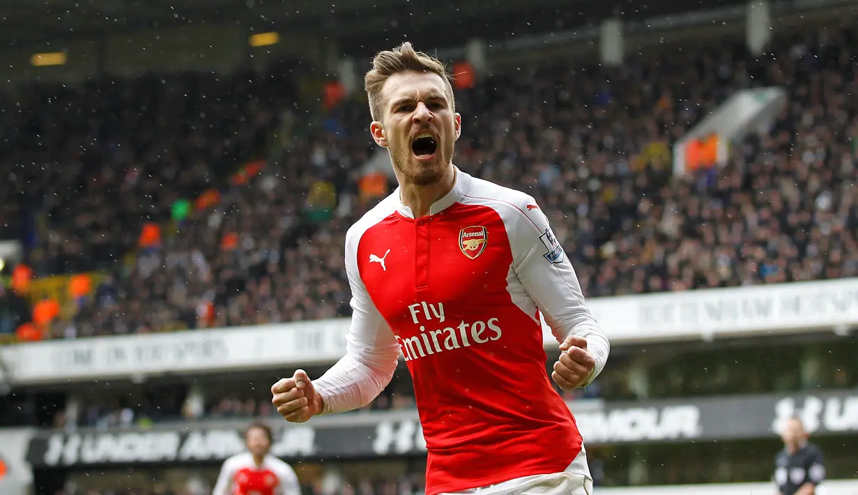 Pemain Arsenal, Aaron Ramsey menambah keunggulan timnya saat melawan Swansea City pada laga Premier League di Emirates Stadium, (28/10/2017). Arsenal menang 2-1. (AFP/IKimages)