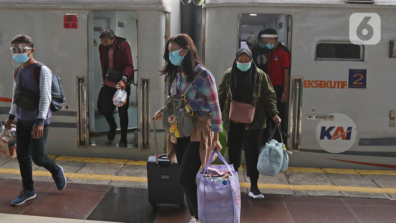 Arus Balik Libur Natal dan Tahun Baru di Stasiun Senen