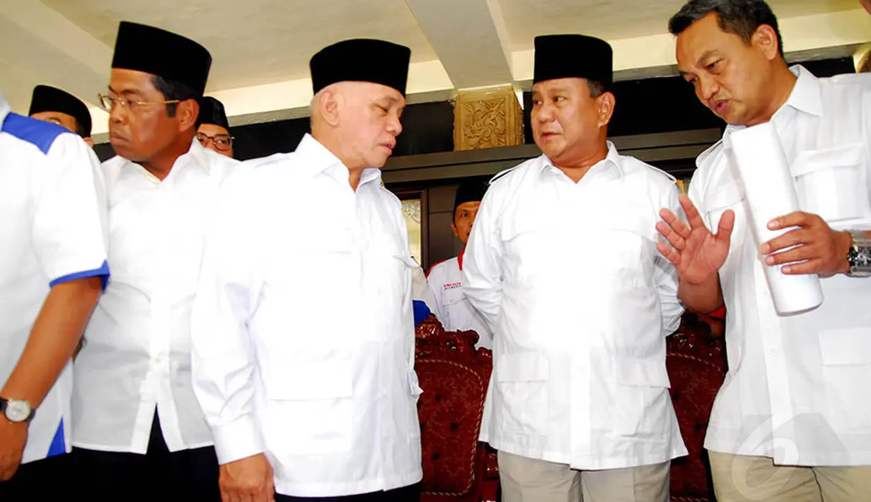 Pasangan capres dan cawapres Prabowo Subianto-Hatta Rajasa tampak sedang berdiskusi . Selasa (20/5/14) (Liputan6.com/Miftahul Hayat)