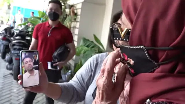 [Fimela] Raffi Ahmad dan Bunda Iffet