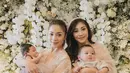Saat aqiqah sang putra, Nikita Willy terlihat anggun dengan gaun lace beige. Gaun A-Line itu merupakan rancangan desainer favorit Nikita, Sapto Djojokartiko. [@nikitawillyofficial94]