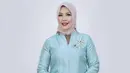 Istri dari Menteri Pariwisata dan Ekonomi Kreatif, Nur Asia anggun mengenakan kebaya baby blue model kurung dengan aksesori bros, dipadu kain batik sebagai bawahan. @nurasiauno