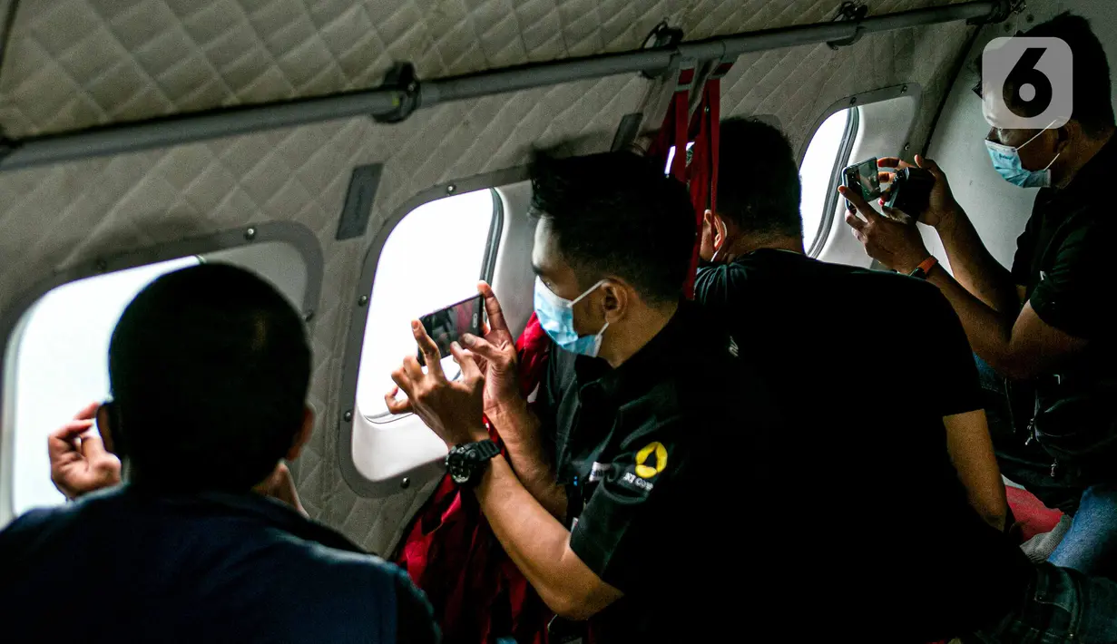 Sejumlah awak media memantau proses pencarian pesawat Sriwijaya Air SJ 182 dari pesawat CN 295 milik TNI AU di perairan Kepulauan Seribu, Jakarta, Minggu (10/1/2021). Menurut TNI AU, proses pencarian Sriwijaya Air SJ 182 bisa bertambah atau berkurang tergantung kondisi. (Liputan6.com/Faizal Fanani)