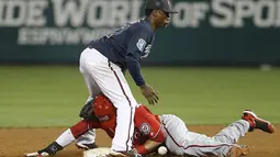 Atlet baseball Washington Nationals, Jason Martin, beradu cepat dengan atlet baseball Atlanta Braves, Ozzie Albies, di Stadion Champion, Amerika Serikat. (Reuters/Reinhold Matay)