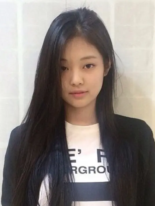 Siapa sih yang tak tahu Jennie BLACKPINK? Tak hanya berbakat saja, ia juga punya wajah yang cantik menawan. Meskipun tak mengenakan make up, ia tetap tampak memesona. (Foto: allkpop.com)