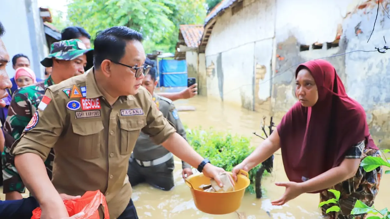 Pj Gubernur Jatim Adhi Karyono mendatangi korban banjir di Bangkalan. (Istimewa)