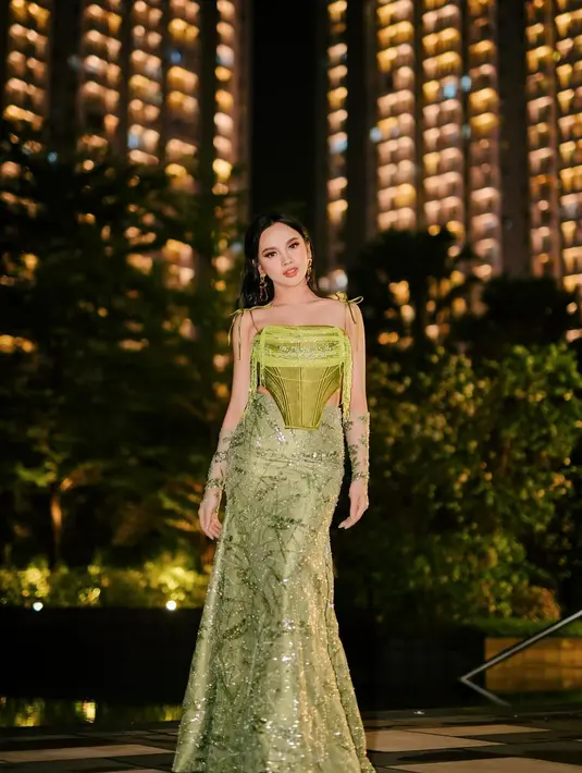 Cantiknya Lyodra ibalut outfit hijau berkilauan ini. [Foto: Instagram/lyodraofficial]