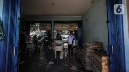 Pegawai jasa ekspedisi mengecek barang yang akan dikirim ke daerah di Pasar Senen, Jakarta Pusat, Selasa (5/5/2020). Barang tersebut akan dibawa ke Stasiun Barang Kampung Bandan untuk dibawa ke daerah-daerah di Jawa Tengah dan Jawa Timur dengan menggunakan kereta. (Liputan6.com/Faizal Fanani)