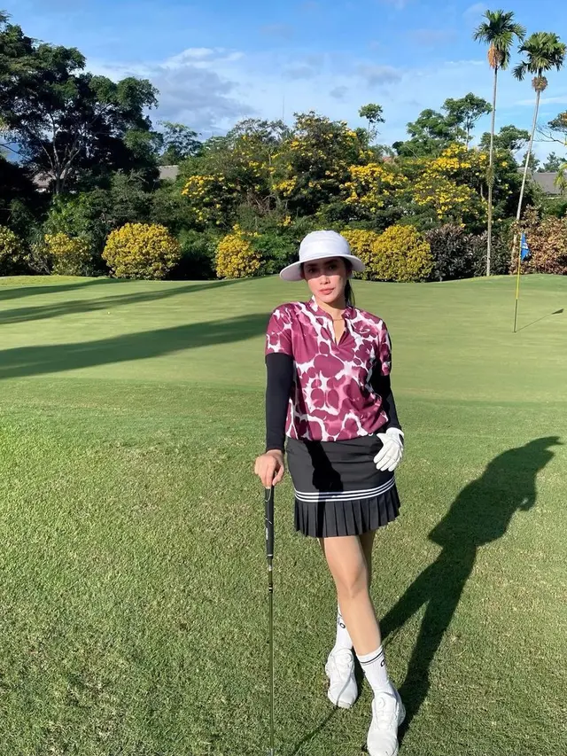 7 Potret Ussy Sulistiawaty saat Main Golf, Tampil Stylish