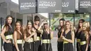 Umbrella girl memeriahkan balapan pertama seri kelima Formula Renault 2.0 Eurocup Hungaria di Sirkuit Hungaroring, Sabtu (1/7/2017). Pebalap Indonesia, Presley Martono, menjadi salah satu peserta pada balapan. (Bola.com/Reza Khomaini)