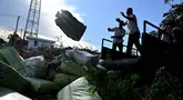 Petugas kepolisian Indonesia bersiap membakar barang bukti sitaan narkotika jenis ganja di Mapolda Banda Aceh pada Senin 6 Oktober 2025. (Chaideer MAHYUDDIN/AFP)