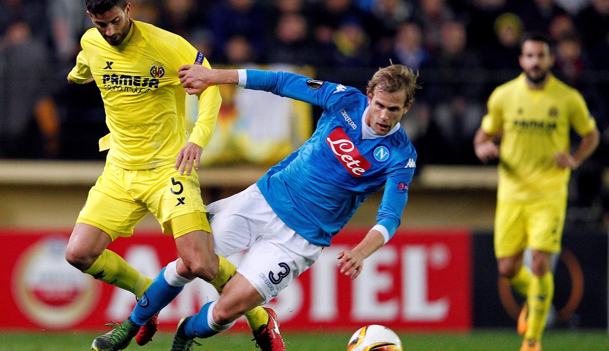 Pemain Villarreal, Mateo Musacchio (kiri), berebut bola dengan pemain Napoli, Ivan Strinic, pada laga leg pertama 32 besar Liga Europa di Stadion Camp El Madrigal, Jumat (19/2/2016) dini hari WIB. (AFP/Jose Jordan)