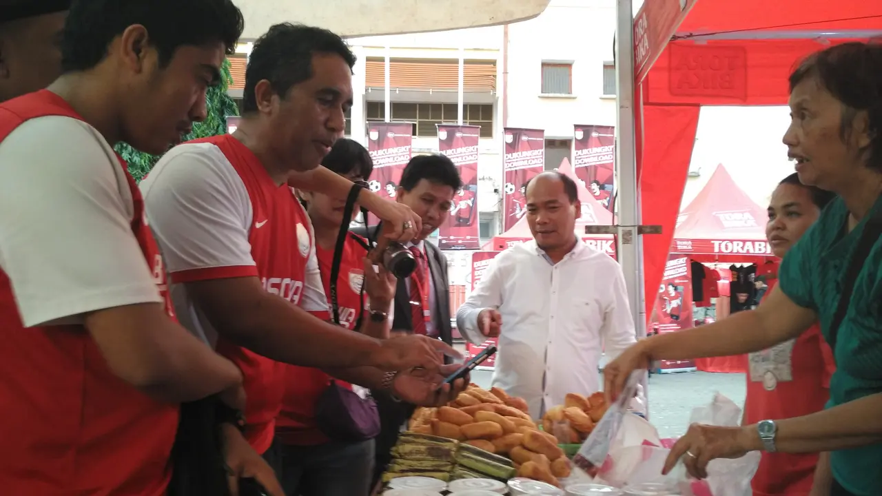 Belanja Takjil di Depan Stadion