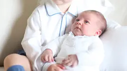 Di salah satu pose, terlihat Pangeran George dan Putri Charlotte berpose duduk di atas sofa saat bersantai di rumah mereka di Anmer Hall, Norfolk. (REUTERS/Duchess of Cambridge)