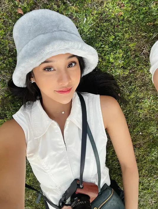 Banyak netizen memuji cantiknya Anya Geraldine di sini bahkan mengalahkan bunga-bunga sakura di belakangnya. Bagaimana menurutmu, Sahabat FIMELA? [Foto: Instagram/anyageraldine]