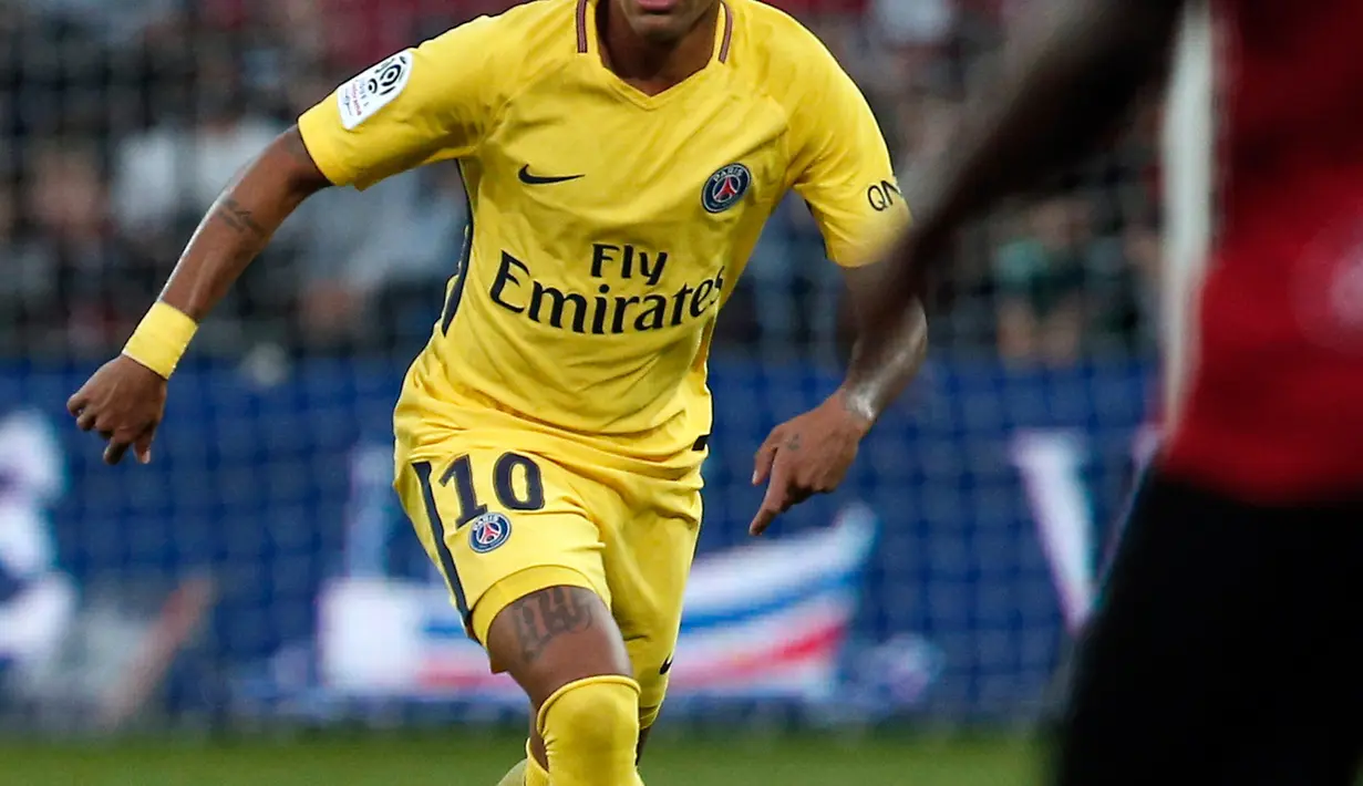 Pemain PSG, Neymar berusaha mengendalikan bola dalam lanjutan Liga Prancis melawan Guingamp di stadion Roudourou, Minggu (13/8). Selain tampil perdana memperkuat PSG, Neymar juga menyumbangkan 1 gol saat menggebuk Guingamp 3-0. (AP Photo/Kamil Zihnioglu)