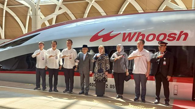 Wakil Presiden (Wapres) Ma'ruf Amin menjajal Kereta Cepat Whoosh untuk kunjungan kerja di Bandung, Jawa Barat, Kamis (16/11/2023)