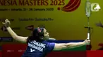 Pebulu tunggal putri Indonesia, Gregoria Mariska Tunjung berusaha mengembalikan kok ke Lin Hsiang Ti (Chinese Taipei) pada 16 Besar Daihatsu Indonesia Masters 2025 di Istora Gelora Bung Karno Senayan, Jakarta, Kamis (23/1/2025). (Liputan6.com/Herman Zakharia)