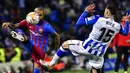 <p>Pemain Barcelona Dani Alves (kiri) berebut bola dengan pemain Real Sociedad Diego Rico pada pertandingan Liga Spanyol di Reale Arena Stadium, San Sebastian, Spanyol, 21 April 2022. Barcelona menang 1-0. (AP Photo/Alvaro Barrientos)</p>