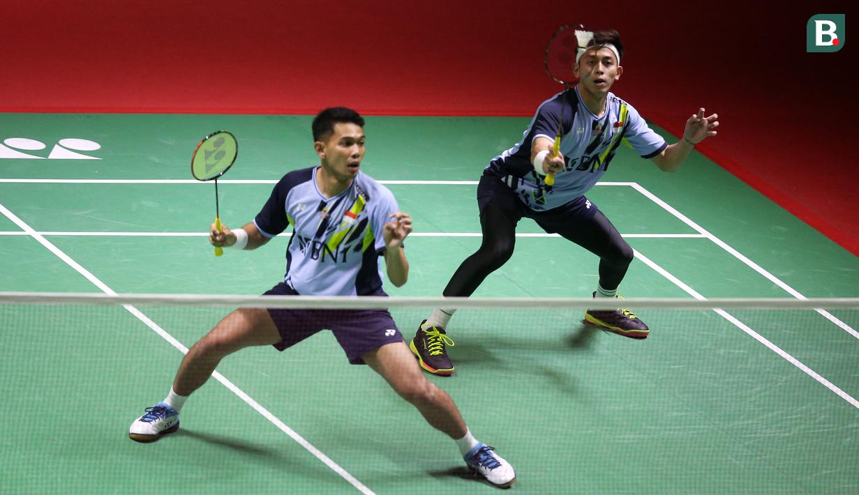 Pebulutangkis ganda putra Indonesia, Fajar Alfian/Muhammad Rian Ardianto bertanding melawan pebulutangkis ganda putra China, China, Liu Yu Chen/Ou Xuan Yi pada laga perempatfinal Indonesia Masters 2023 di Istora Senayan, Jakarta, Jumat (27/01/2023). Fajar Alfian kalah dengan skor 21-11, 13-21, 23-25. (Bola.com/Bagaskara Lazuardi)